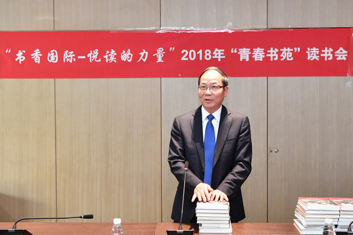 1.赵家旺发言并向各支部赠送图书 (2).JPG