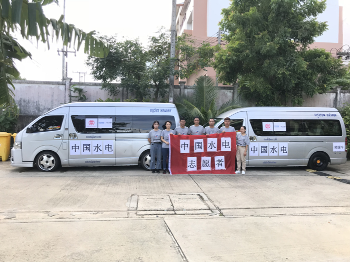 cq9跳高高志愿者开始集结提供通勤车辆和相关服务.JPG