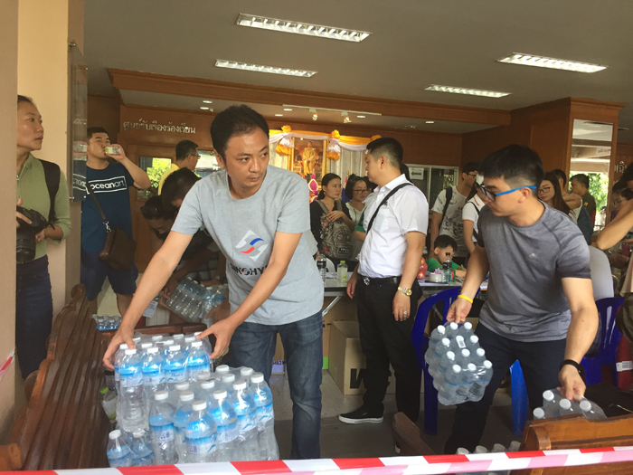 志愿者小组在行动，第一时间运送水和食品等物资到现场.JPG