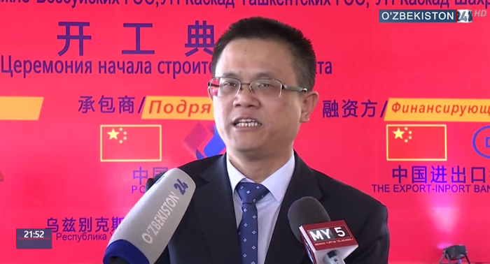 接受采访.png