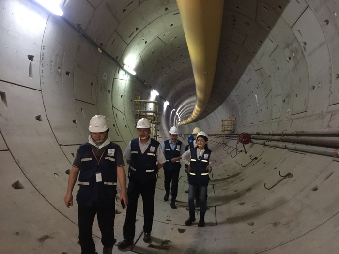 检查组在T217项目隧道内检查指导工作.jpg