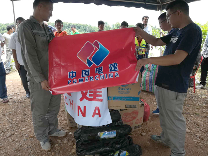 醒目汉字横幅以便救助中国同胞.jpg