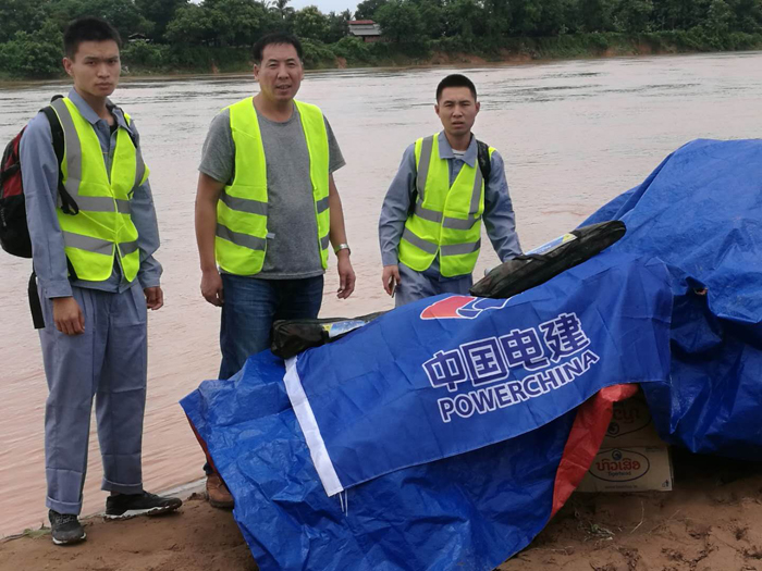 cq9跳高高救援人员运送救援物资.jpg