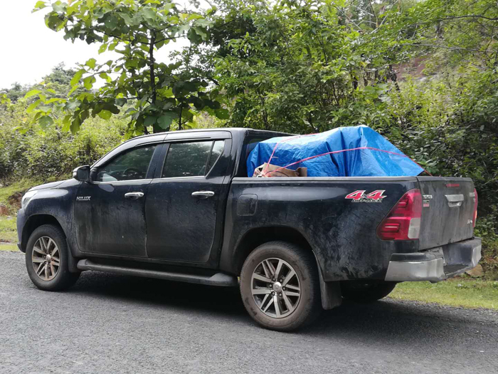 救灾车辆和物资奔赴现场.jpg