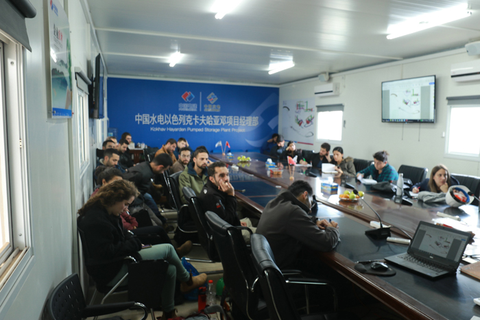 图片4-大学生听取项目介绍.JPG