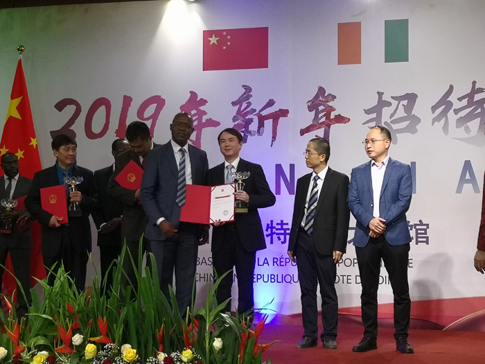科方政府代表为电建国际颁发奖状.jpg