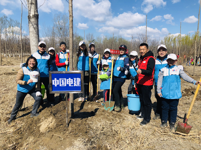 共青林场负责人现场选出最美电建树.jpg