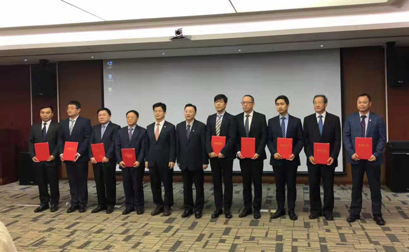 颁奖现场倪坚大使与获奖企业代表合影.jpg