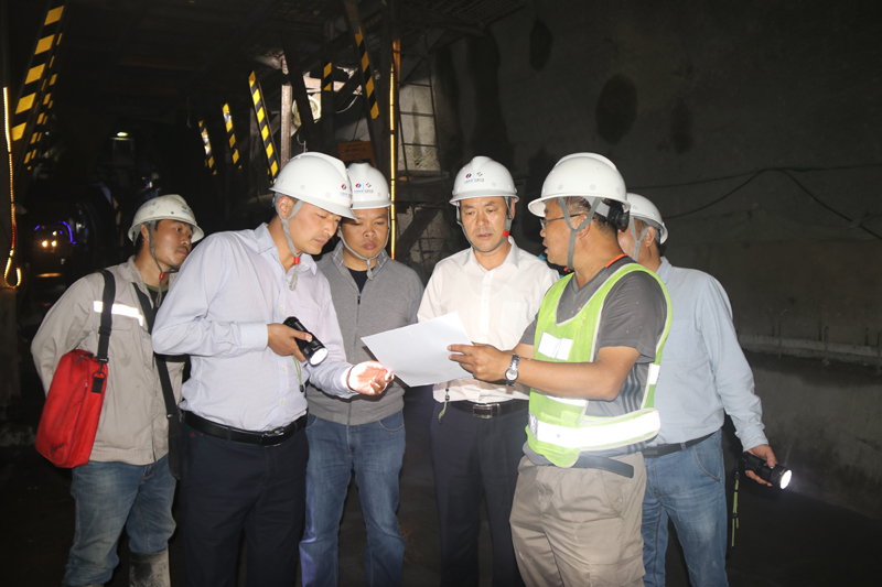 指挥长李斌、分局领导在隧道内进行技术攻关.JPG