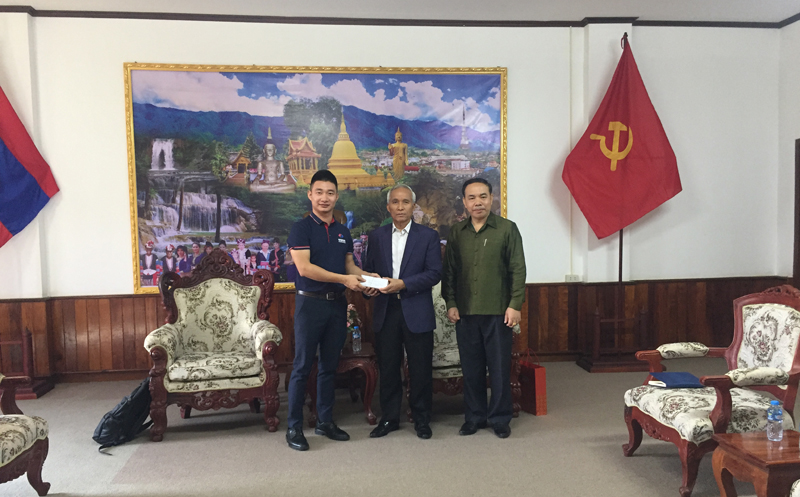 图1 cq9跳高高向乌多姆赛省长递交救灾善款.jpg