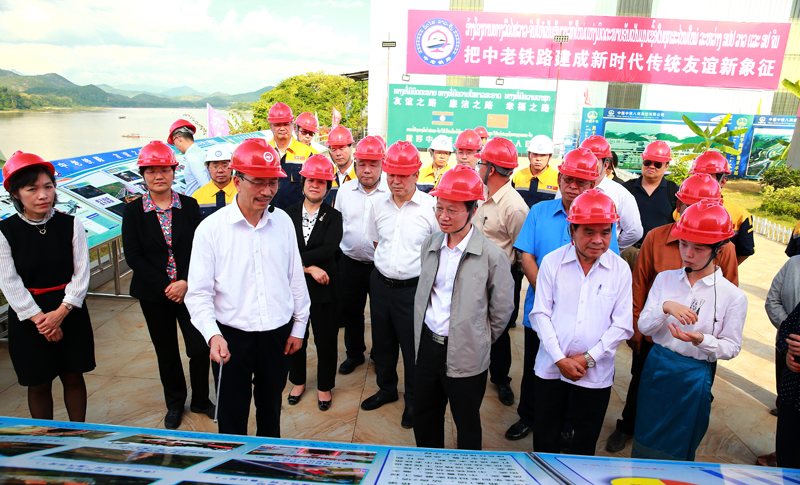 中华全国总工会付主席魏地春参观铁路现场，电建王禹主席、指挥长李斌配同.jpg
