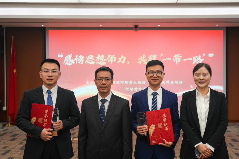 唐玉华和获奖者孙龙浩、王永兴合影.JPG