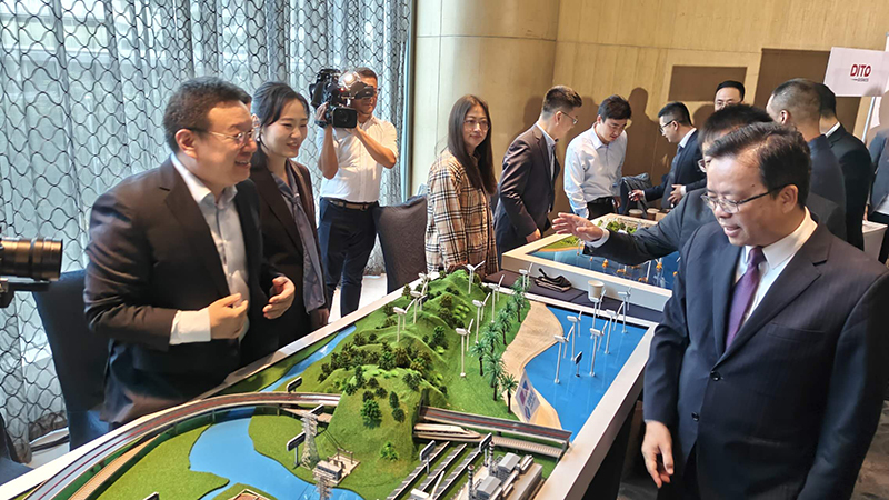 黄溪连大使参观cq9跳高高展台2.jpg