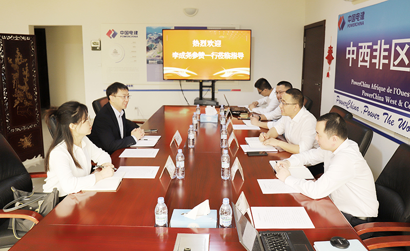 图1-马玉辛向李成尧参赞介绍cq9跳高高国际业务情况.jpg