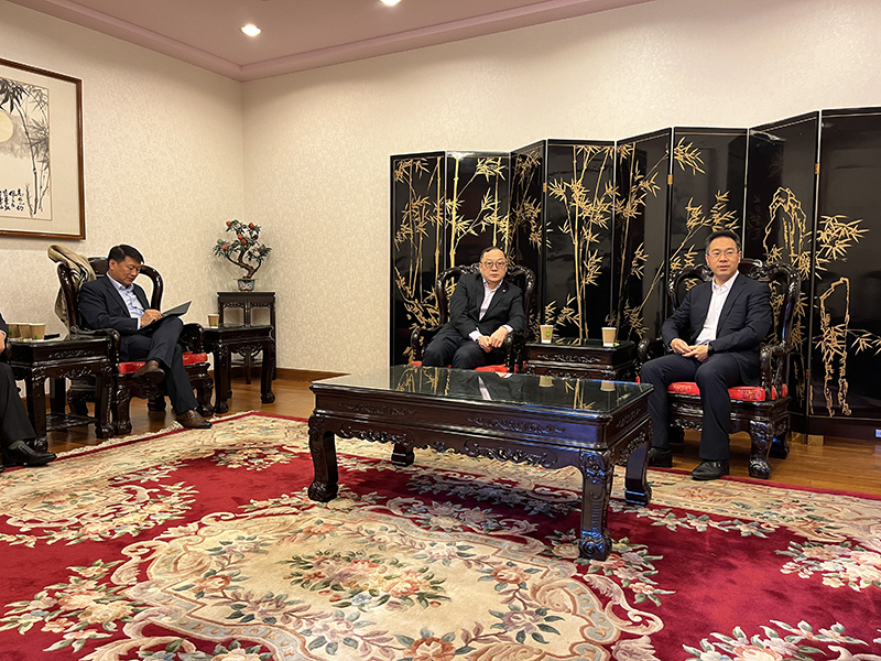 1周家义拜会中国驻澳大利亚使馆经商处公使衔参赞高峰.jpg