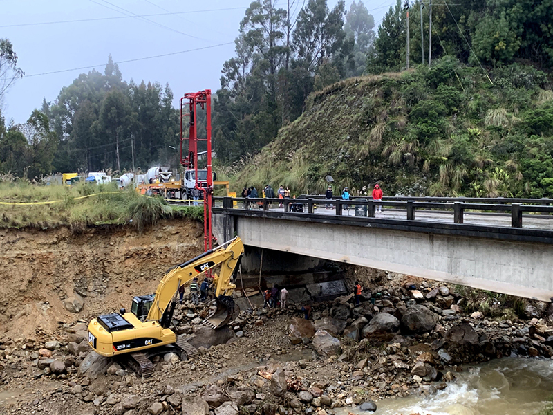 艾尔西亚公路项目部紧急抢险，修复因山洪冲毁的桥台.jpg